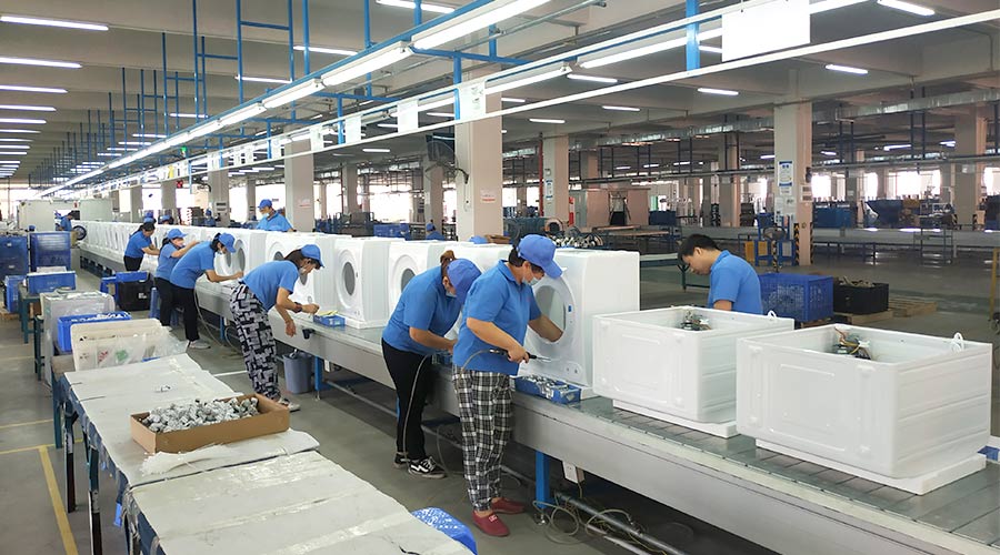 高效率！員工們忙碌地開展巴西客戶的衣物烘干機生產(chǎn)工作